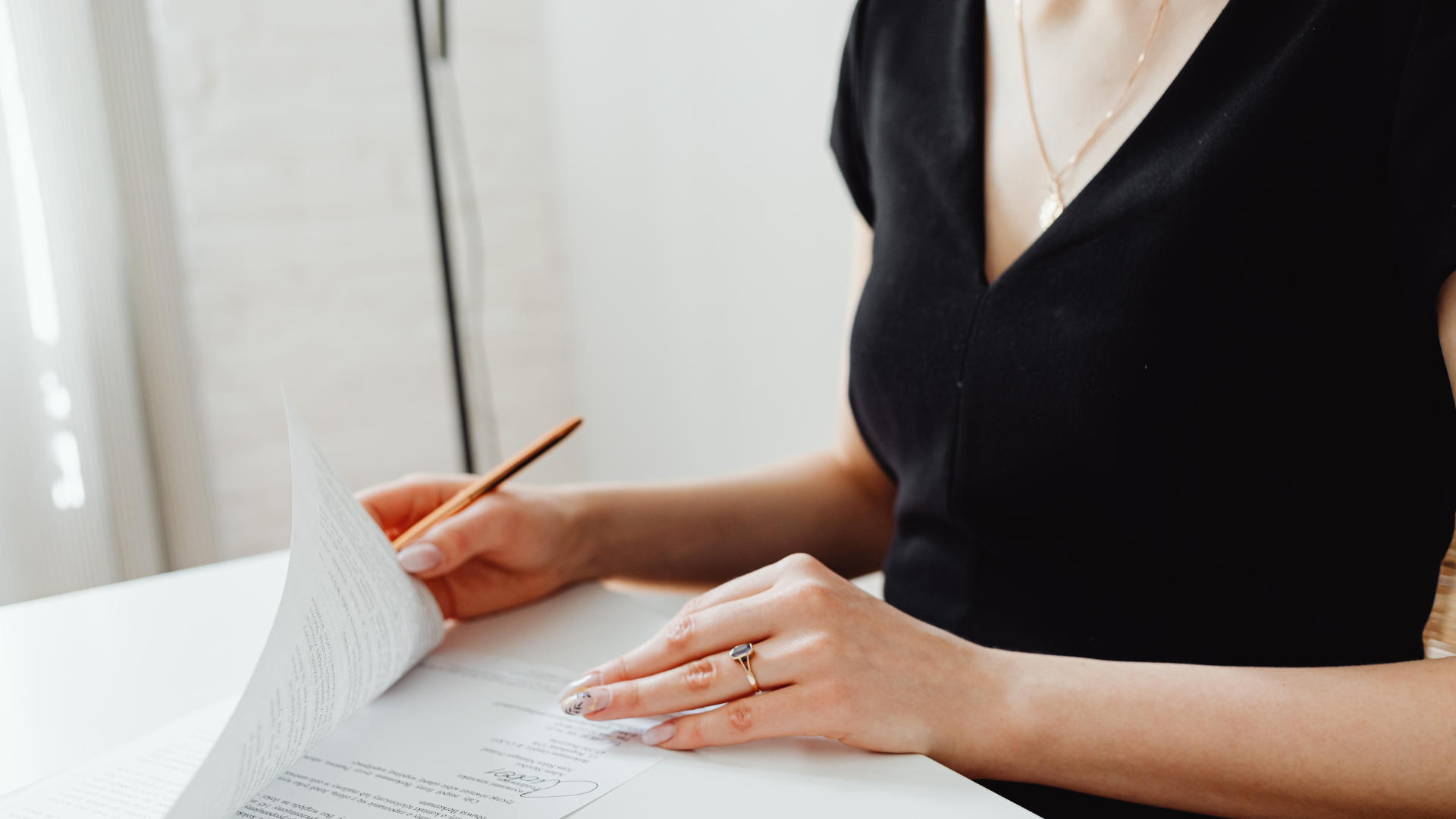 femme qui remplit un papier